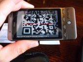 800px-Scanning_QR_codes_on_business_cards